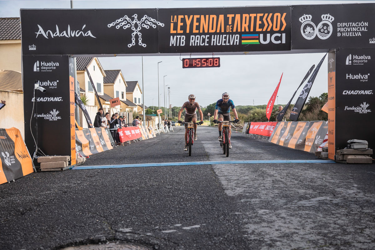 ciclistas participando en una carrera gravel por caminos de tierra